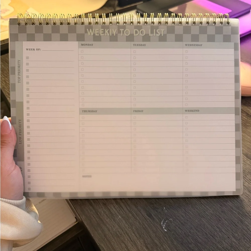 Weekly To-Do List Planner with Checkered Design
